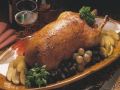 Fruchtig gefüllter Gänsebraten mit Äpfeln und Pflaumen Rezept