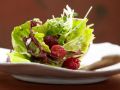 Fruchtiger Blattsalat mit Himbeerdressing Rezept
