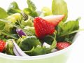 Frühlingshafter Salat mit Erdbeeren und Zwiebeln Rezept