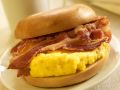 Frühstücks-Bagel mit Speck und Ei Rezept