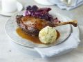 Gänsekeule in Malzbier geschmort dazu Rotkraut und Semmelklöße Rezept