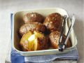 Gebackene Kartoffeln mit Butter und Salz Rezept