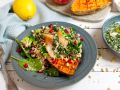 Gebackene Süßkartoffel mit Quinoa-Salat und Lachs Rezept