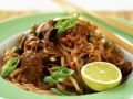 Gebratene asiatische Nudeln mit Rindfleischstreifen Rezept