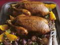 Gebratene Ente mit Zwiebeln und Orangen in-Honig-Rosmarin-Marinade Rezept