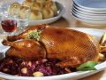 Gebratene Gans mit Apfel-Blaukraut und Kartoffelknödeln Rezept