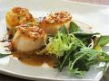 Gebratene Jakobsmuscheln mit Blattsalat Rezept