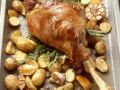 Gebratene Lammkeule mit Kartoffeln und Knoblauch Rezept