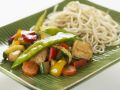 Gebratenes Gemüse mit Hähnchen und Reisnudeln Rezept