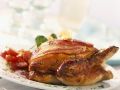 Gebratenes Rebhuhn mit Speck und fruchtiger Sauce Rezept