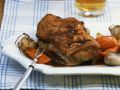 Gebratenes Spanferkel mit Gemüse in Biersoße Rezept