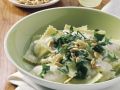 Gefüllte Nudeln mit cremiger Kräutersoße und Pinienkernen Rezept