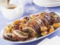 Gefüllter Schweinerollbraten mit gebratenen Kartoffeln und Gemüse Rezept