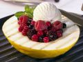 Gegrillte Honigmelone mit Beeren und Vanilleeis Rezept