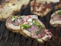 Gegrillte Lammkoteletts mit Kräutern mariniert Rezept