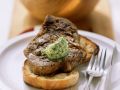 Gegrillte Nackensteaks mit Senf-Bier-Marinade Rezept