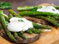 Gegrillter Spargel mit pochiertem Ei Rezept