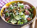 Gemischter grüner Salat mit Zucchini, Pinienkernen und Rohschinken Rezept