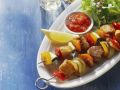 Gemüse-Fleisch-Spieße mit Soße und Salat Rezept