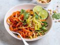Gemüsenudeln mit Erdnusssauce Rezept