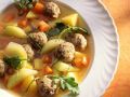 Hackbällchensuppe mit Kohlrabi, Karotten und Kartoffeln Rezept