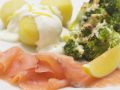 Geräucherter Lachs mit Kartoffeln, Zitronensoße und Brokkoliauflauf Rezept