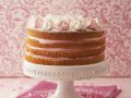 Geschichtete Himbeercremetorte auf Tortenständer Rezept