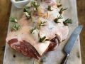 Gespickte Lammkeule mit Knoblauch, Datteln und Rosmarin Rezept