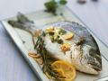 Goldbrasse mit Knoblauch, Kräutern und Zitrone Rezept