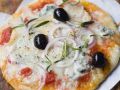 Gorgonzola-Pizza mit Zwiebeln, Rosmarin und Oliven Rezept