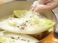 Gratinierter Chicorée mit Grana-Padano-Walnuss-Bröseln Zubereitung Schritt 2 Gratinierter Chicorée mit Grana-Padano-Walnuss-Bröseln Zubereitung Schritt 2