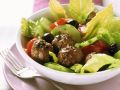 Griechischer Salat mit Fleischbällchen Rezept