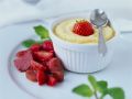 Grießdessert mit Erdbeeren und Rhabarber Rezept