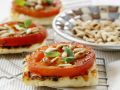 Grillkäse mit Tomate und Pinienkernen Rezept