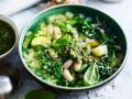 Grüne Minestrone mit Pesto Rezept