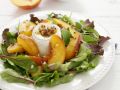 Grüner Salat mit Pfirsich, Ziegenkäse und Walnussvinaigrette Rezept
