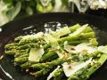 Grüner Spargel mit Parmesan Rezept