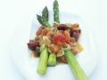 Grüner Spargel mit Salsa aus Tomaten, Oliven und Kapern Rezept