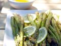 Grüner Spargel vom Grill mit Zitronensauce Rezept