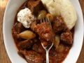 Gulasch mit Hefeknödel und Sauerrahm Rezept