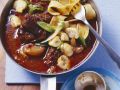 Gulasch mit Rotwein, Schalotten und Pilzen Rezept