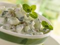 Gurkensalat mit Rosinen und Minze Rezept