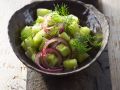 Gurkensalat mit roten Zwiebeln Rezept