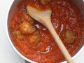 Hackbällchen in scharfer Tomatensoße Rezept