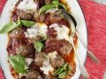 Hackbällchen in Tomatensauce mit Mozzarella überbacken Rezept