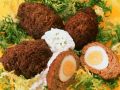 Hackbällchen mit Eiern gefüllt Rezept