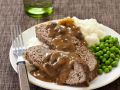 Hackbraten mit Champignonsoße, Kartoffelbrei und Erbsen Rezept