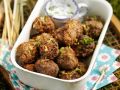 Hackfleischbällchen mit Kräutern und Dip Rezept