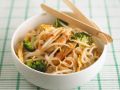 Hähnchen mit Reisnudeln aus dem Wok Rezept