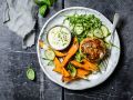 Hähnchen-Zucchini-Patties mit Süßkartoffeln und Dip Rezept